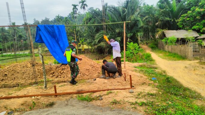 Penuh Semangat, Babinsa Koramil 09/Makmur Bantu Warga Bangun Pondasi Rumah