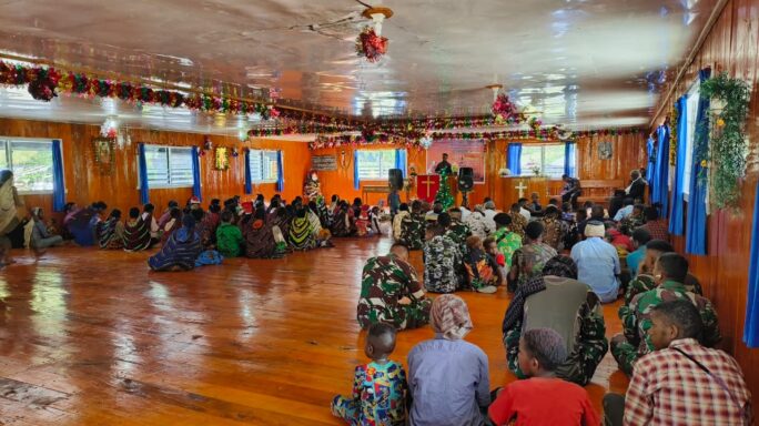 Sambut Tahun Baru 2024, Satgas Yonif 115/ML Lakukan Ibadah Bersama Masyarakat dan Mendoakan Kedamaian di Tanah Papua