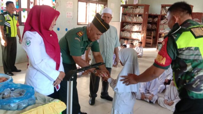 Danramil 0108 – 05/Lawe Alas Beri Tambahan Makanan Bergizi Kepada Siswa Siswi SD