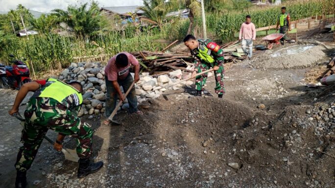 Babinsa Bantu Warga Binaan Bangun Rumah