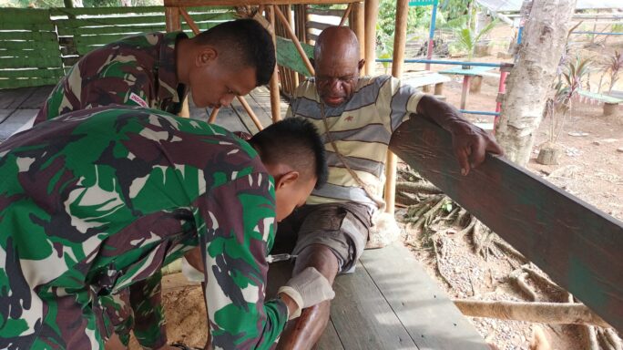 Tim Kesehatan Satgas Pamtas Statis RI-PNG Yonif 111/KB Memberi Pertolongan Kepada Kepala Kampung Umap