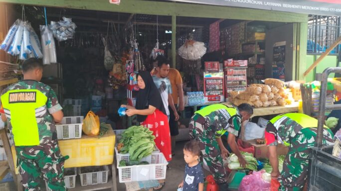 Babinsa Koramil Cek Harga Sembako di Pasar