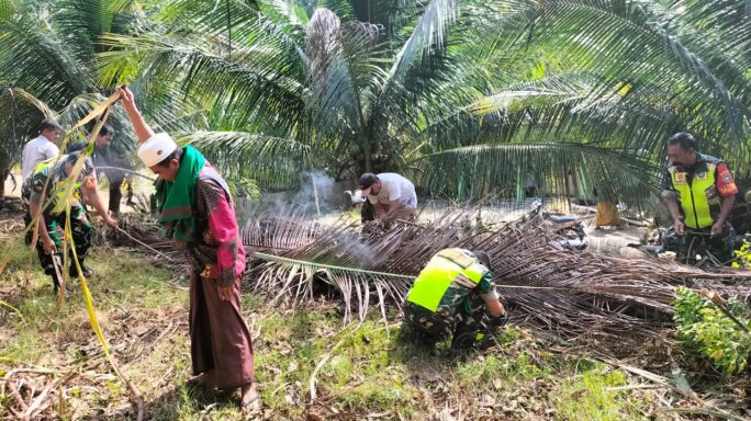 Babinsa Bersama Santri Gotong royong Bersihkan Lingkungan PonPes Ihsanuttawabin