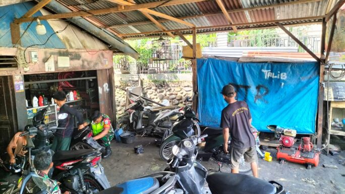 Komsos Dengan Pemilik Bengkel Motor Babinsa Beri Motivasi Dan Himbauan