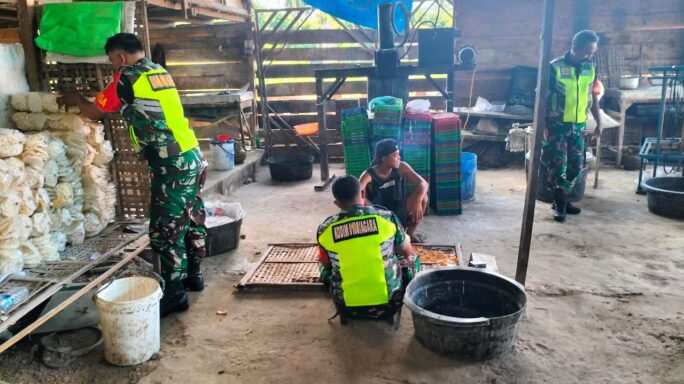 Babinsa Sambangi Warga Binaan Pembuat Kerupuk Jange