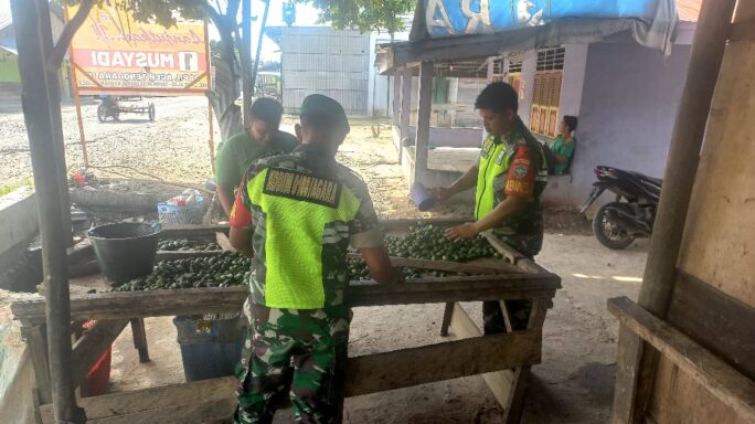 Babinsa Jalin Komsos Bersama Warga Peternak sapi di Wilayah Binaan