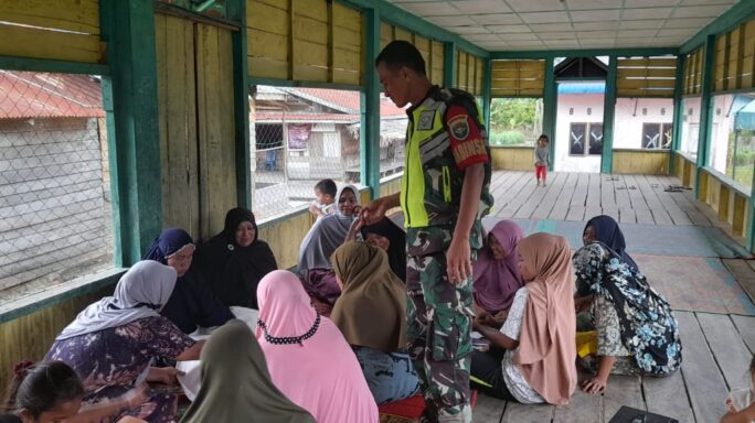 Babinsa Posramil Tanoh Alas Dampingi Kegiatan Posyandu Balita di Desa Binaan