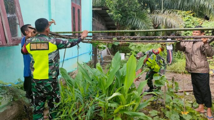 Babinsa Bersama Petani Buat Para para Untuk Tanaman Gambas