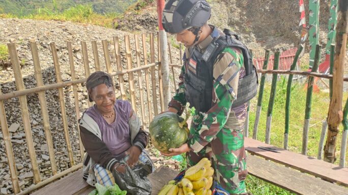 Bantu Menggerakkan Roda Perekonomian, Satgas Yonif 115/ML Borong Hasil Bumi Masyarakat.