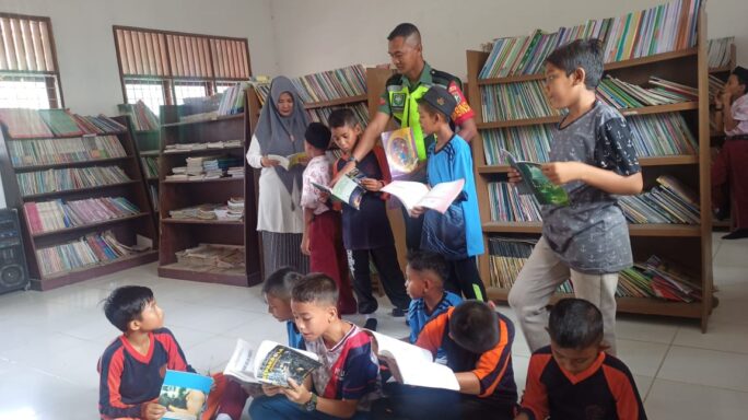 Babinsa Koramil 02/Samalanga Komsos Dengan Dewan Guru Cek Perpustakaan Sekolah