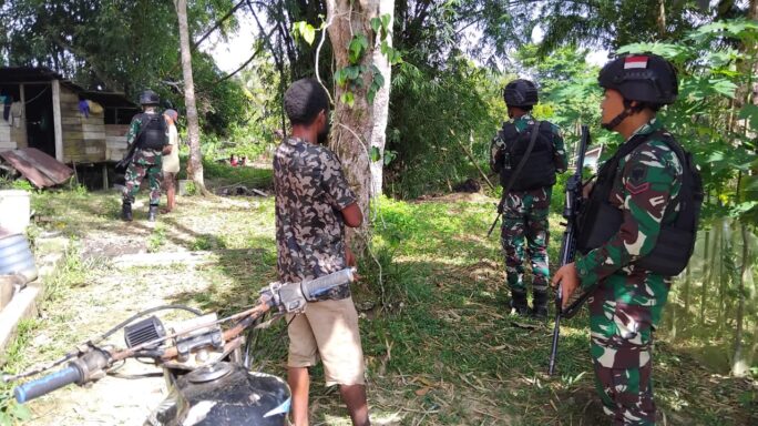 Satgas Pamtas Statis RI-PNG Yonif 111/KB Laksanakan Patroli Di Pemukiman Warga
