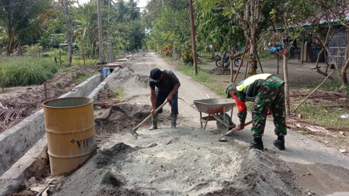 Babinsa Posramil Siblah Krueng Bantu Warga Aduk Semen