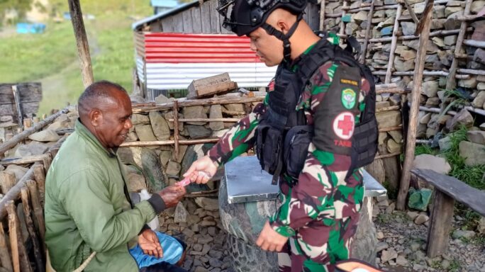 Satgas Yonif 115/ML Berikan Pengobatan dan Makanan Gratis