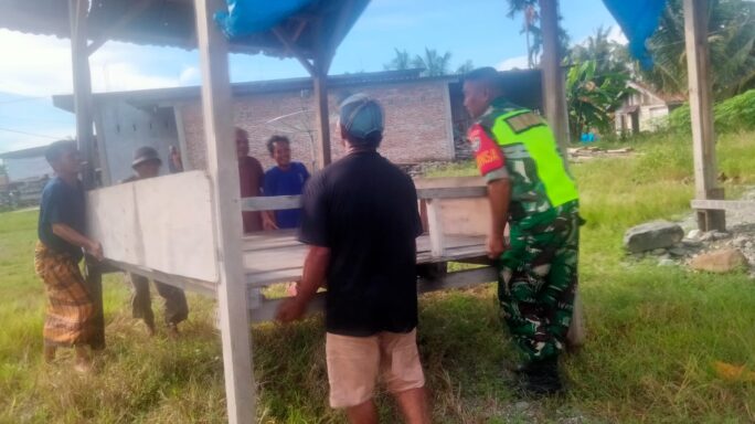 Demi Keamanan Wilayah Binaan, Babinsa Kerja Bhakti Membuat Pos Kamling