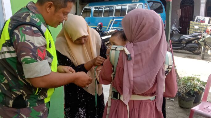 Mengontrol Kesehatan Balita, Ibu Hamil Dan Lansia, Babinsa Bersama Bhabinkamtibmas Dampingi Kegiatan Posyandu Di Desa.