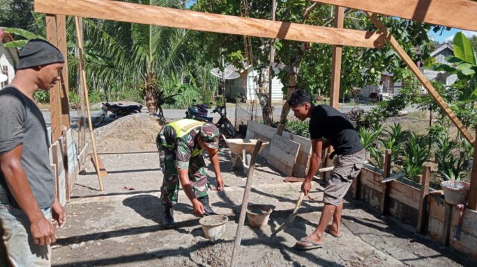 Babinsa Koramil 10/Woyla Barat Serda Kurniadi Membantu Proses Pembangunan Rumah Warga