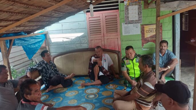 Jaga Kebersamaan Babinsa Posramil Deleng Pokhisen Komsos Bersama masyarakat