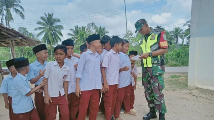 Babinsa Komsos Dengan Siswa SD, Beri Arahan Menjadi Anak Yang Disiplin