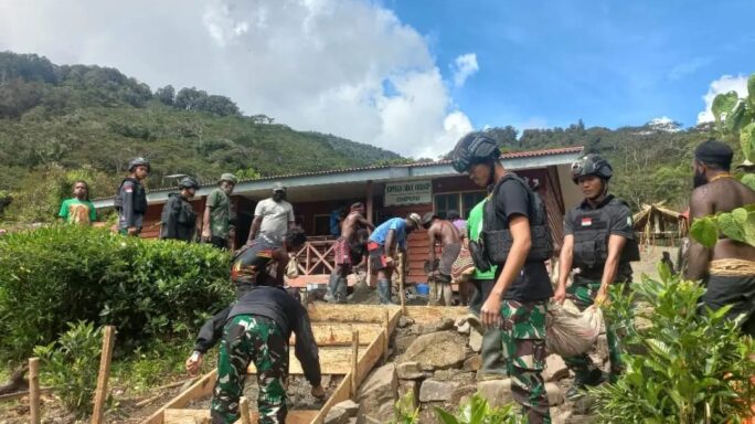 Pos Arwanop Satgas Pam Yonif 116/Garda Samudra Membangun Jalan Bersama Warga