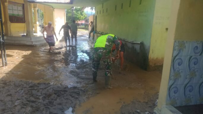 Pasca Meluapnya Sungai Nimber Babinsa Bersama Waega Bersihkan Masjid