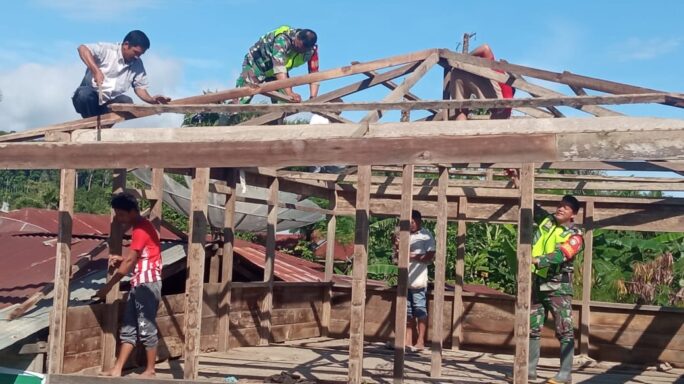 Wujud Kepedulian Dan Indahnya Kebersamaan Babinsa Posramil Darul hasanah Bantu Warga Buat Rumah