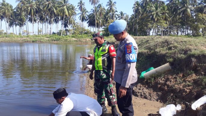 Babinsa Koramil 03/Jeunib Bersama Warga Tabur Benih Ikan