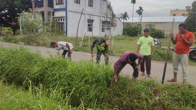 Babinsa Koramil 06/Peusangan dan Warga Kompak Bersihkan Irigasi Perlancar Saluran