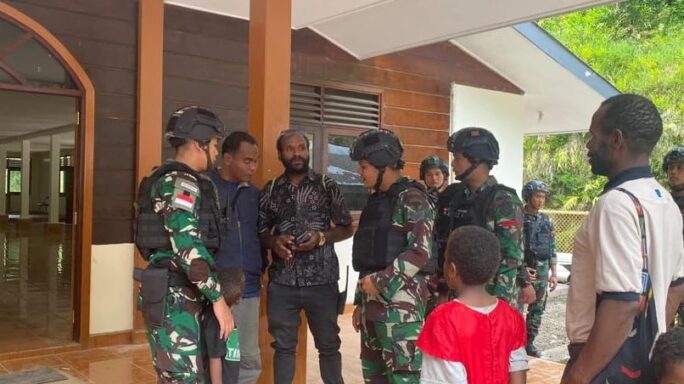 Satgas Pam Obvitnas PT Freeport Indonesia Yonif 116/Garda Samudra Melalui Pos Banti Melaksakan Komsos