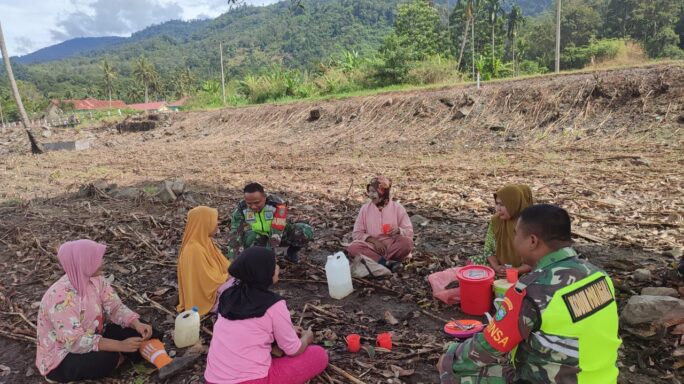 Beri Motivasi, Babinsa Komsos Dengan Petani Jagung Di Desa Binaan