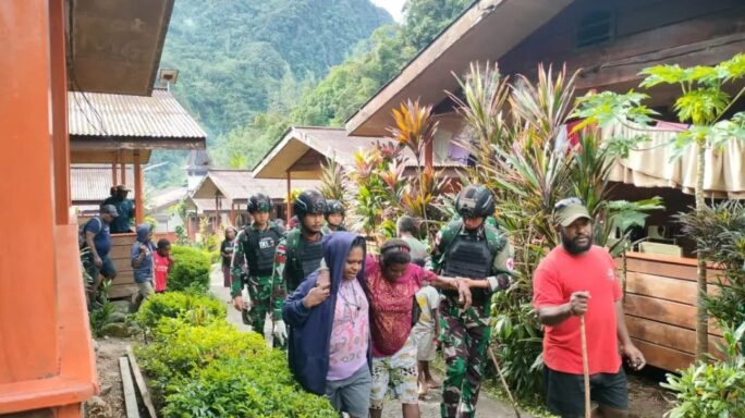 Satgas Pam Obvitnas Yonif 116/Garda Samudra Bantu Warga Yang Sakit Menggunakan Helycopter