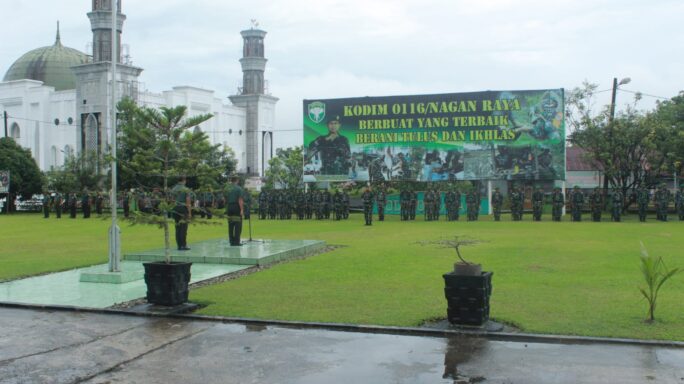 Dandim Bacakan Amanat Panglima TNI Pada Upacara 17-an di Lapangan Makodim 0116/ Nagan Raya