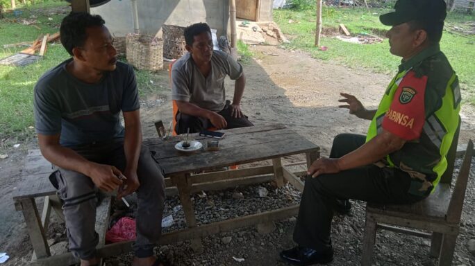 Babinsa Peukan Baro Melakukan Komunikasi Sosial dengan Tokoh Masyarakat