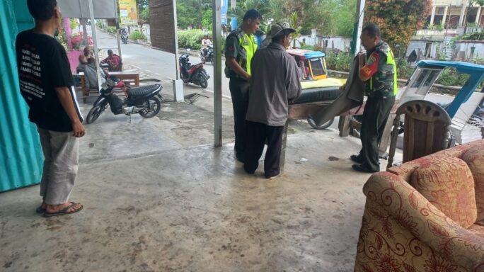 Babinsa Koramil 04/Babusalam Jalin Komsos Bersama Warga Pembuat Jok Mobil