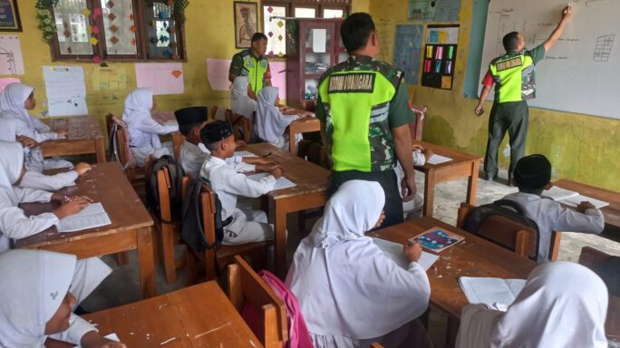 Peduli Pendidikan Babinsa Bantu Mengajar Materi Sikap Dan Akhlak Siswa Sekolah Dasar