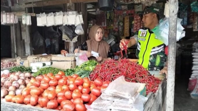 Babinsa Koramil 03/Seruway Cek Stabilitas Harga Sembako Di Pasar Tradisional