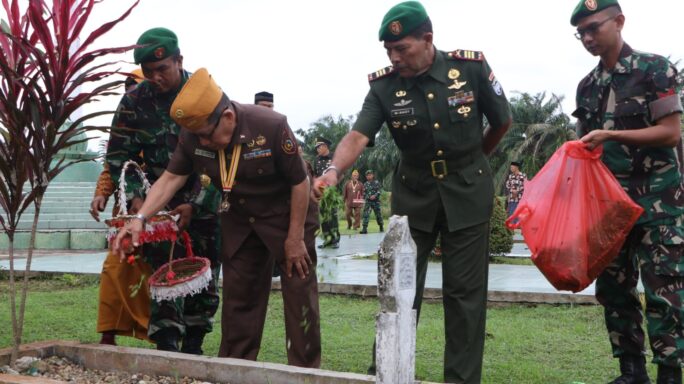 Personel Kodim 0104/Atim Ikuti Upacara Ziarah di TMP Kota Langsa, Dalam Rangka Peringatan HUT Ke-67 LVRI