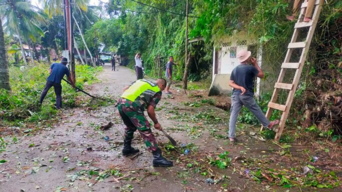 Tunjukkan Semangat gotong royong, Babinsa Dan Warga Bersihkan Lingkungan Desa