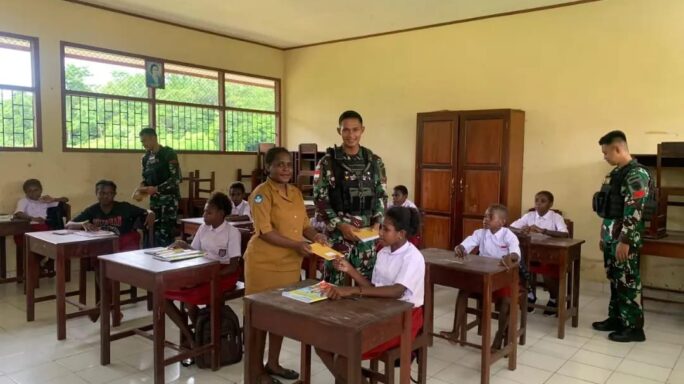 Satgas Yonif 116/Garda Samudra (Pos Nayaro) Melaksanakan Karya Bakti Di SD Inpres Nayaro