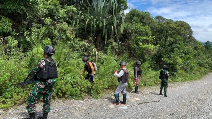 Satgas PTFI Yonif 116/Garda Samudra melaksanakan Pengamanan Kegiatan Survey Geofisika