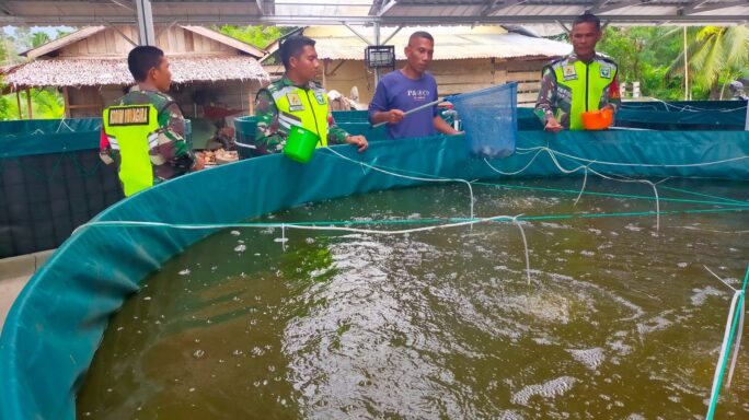 Babinsa Jalin Silaturahmi Dengan Peternak Ikan Lele