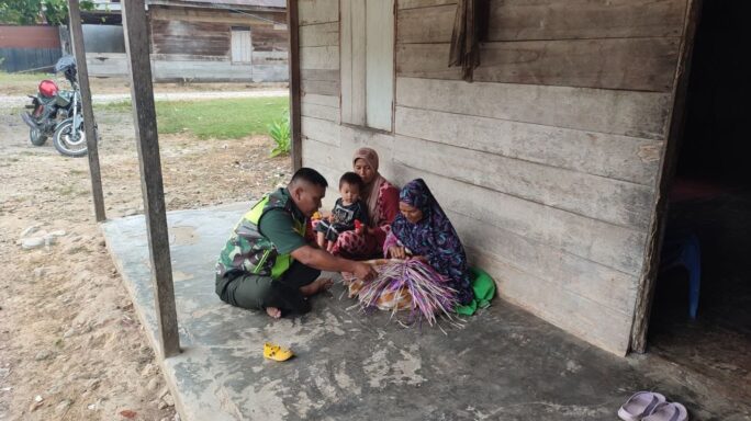 Babinsa Posramil Ketambe Motivasi Pengrajin Anyaman Tikar, Tas Dan Sumpit