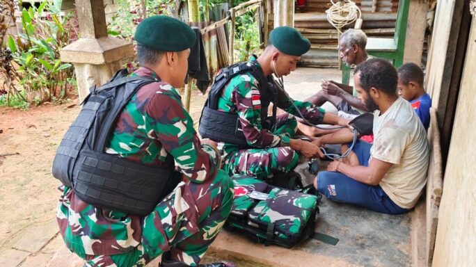 Satgas Pamtas Statis RI-PNG Yonif 111/KB Menerima Bantuan Bekal Kesehatan Berupa Obat-obatan