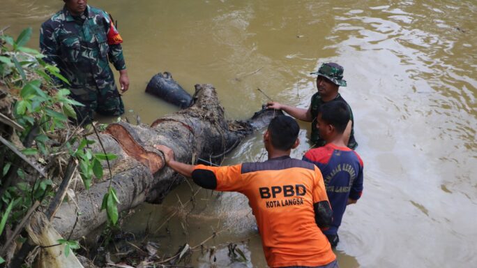 Kodim 0104/Atim Bersama Instansi Pemerintahan Kota Langsa Beserta Warga Membersihkan Bantaran Sungai Krueng Langsa