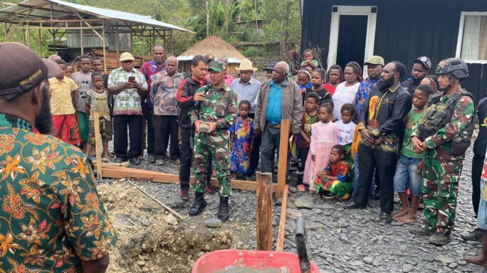 Hadiri Acara Peletakan Batu Pertama Gedung Kantor Gereja Immanuel Yalinggua, Satgas Yonif 115/ML Beri Bantuan Bahan Makanan