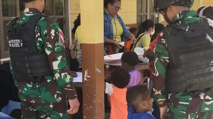 Satgas Pam Obvitnas PT Freeport Indonesia Yonif 116/Garda Samudra dan Rumah Sakit Waa Bantu layani posyandu