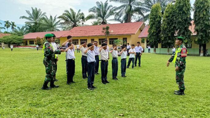 Babinsa Latih Siswa SDN Lawe Pakam Peraturan Baris Berbaris