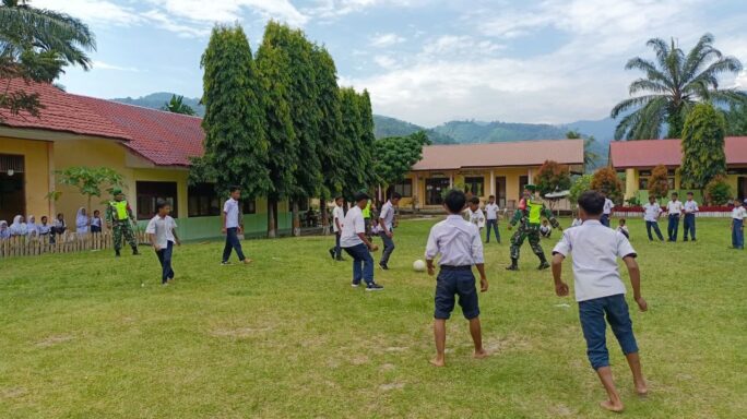 Babinsa Latih Dan Beri Semangat Anak Anak SMP Lawe Malum Yang Sedang Latihan Sepak Bola