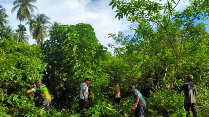 Babinsa Mila Sertu Robiyanto Ikut Serta Dalam Kegiatan Gotroy Bersihkan TPU di Desa Mesjid Andeu