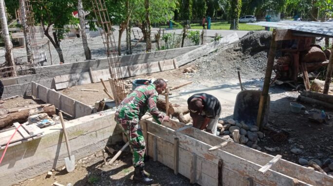 Babinsa Posramil 05/PC Bangun Keakraban Dengan Warga Binaan Sembari Bantu Bangun Rumah