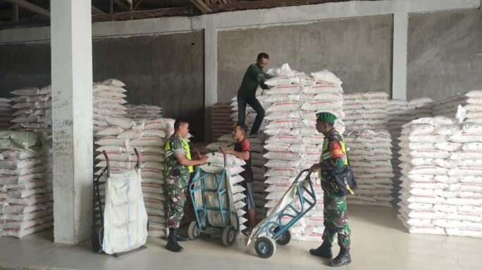 Babinsa Sambangi Warga Binaan Pemilik Penggilingan Padi Cek Stok Beras